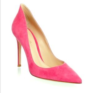 Fuschia point toe suede pumps by Gianvito Rossi!